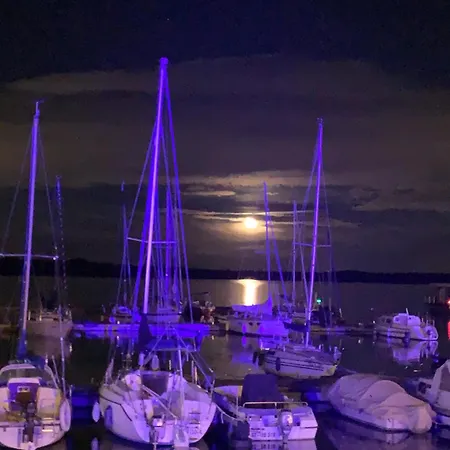 Hausboot Albatros Hotel en barco Mucheln