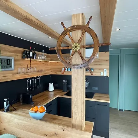 Hausboot Albatros 船屋 *