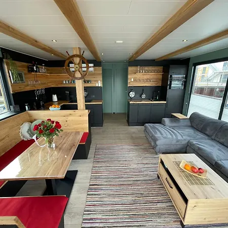 Hausboot Albatros * Mucheln